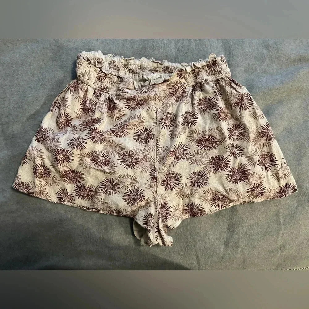 Entro khaki pull on shorts size L
